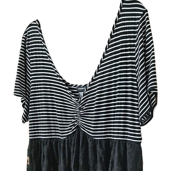 TORRID Plus Size Black & White Striped Peplum Lace V-Neck Tunic/Dress - Picture 7 of 16